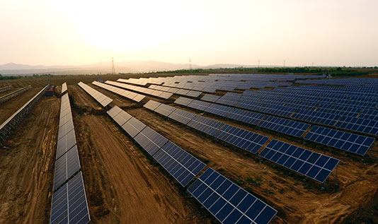 愛康鳳凰太陽光発電貧困支援発電所（17カ所の村レベルの貧困支援発電所）は、合計発電容量が6.4MW、年間予定発電量が700万kW·h、年間貧困支援収益が500万元になっています。